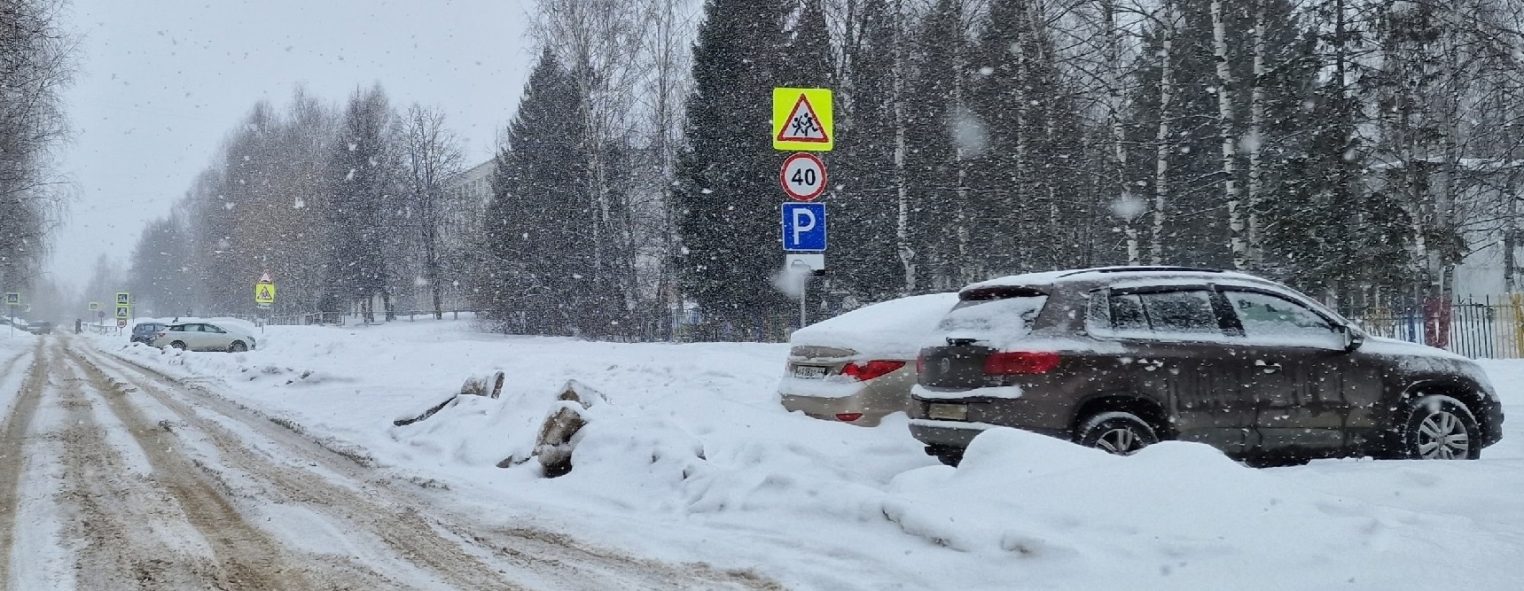В Костроме идёт спор из-за нечищеной парковки между двумя группами жителей и мэрией