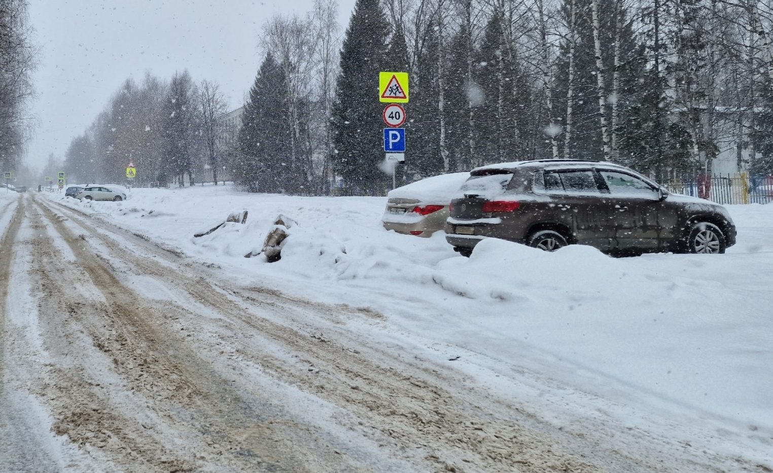 В Костроме идёт спор из-за нечищеной парковки между двумя группами жителей и мэрией