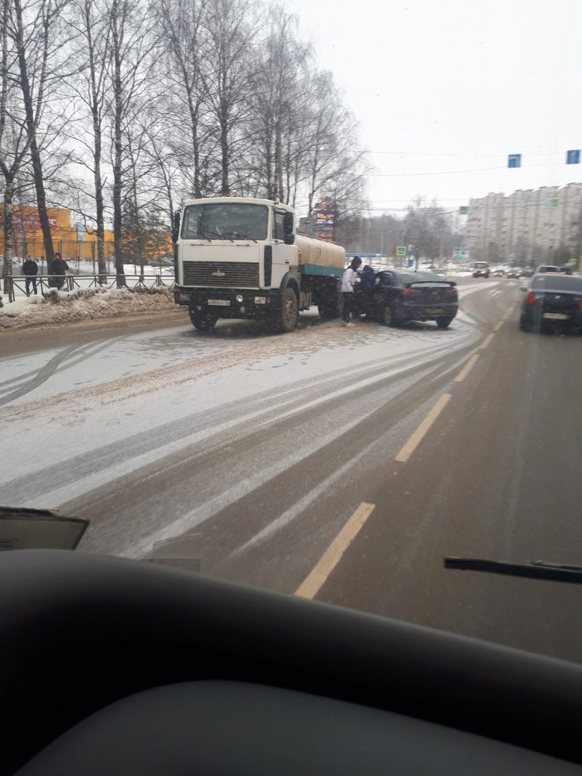 Снежная каша на костромских дорогах стала причиной ДТП