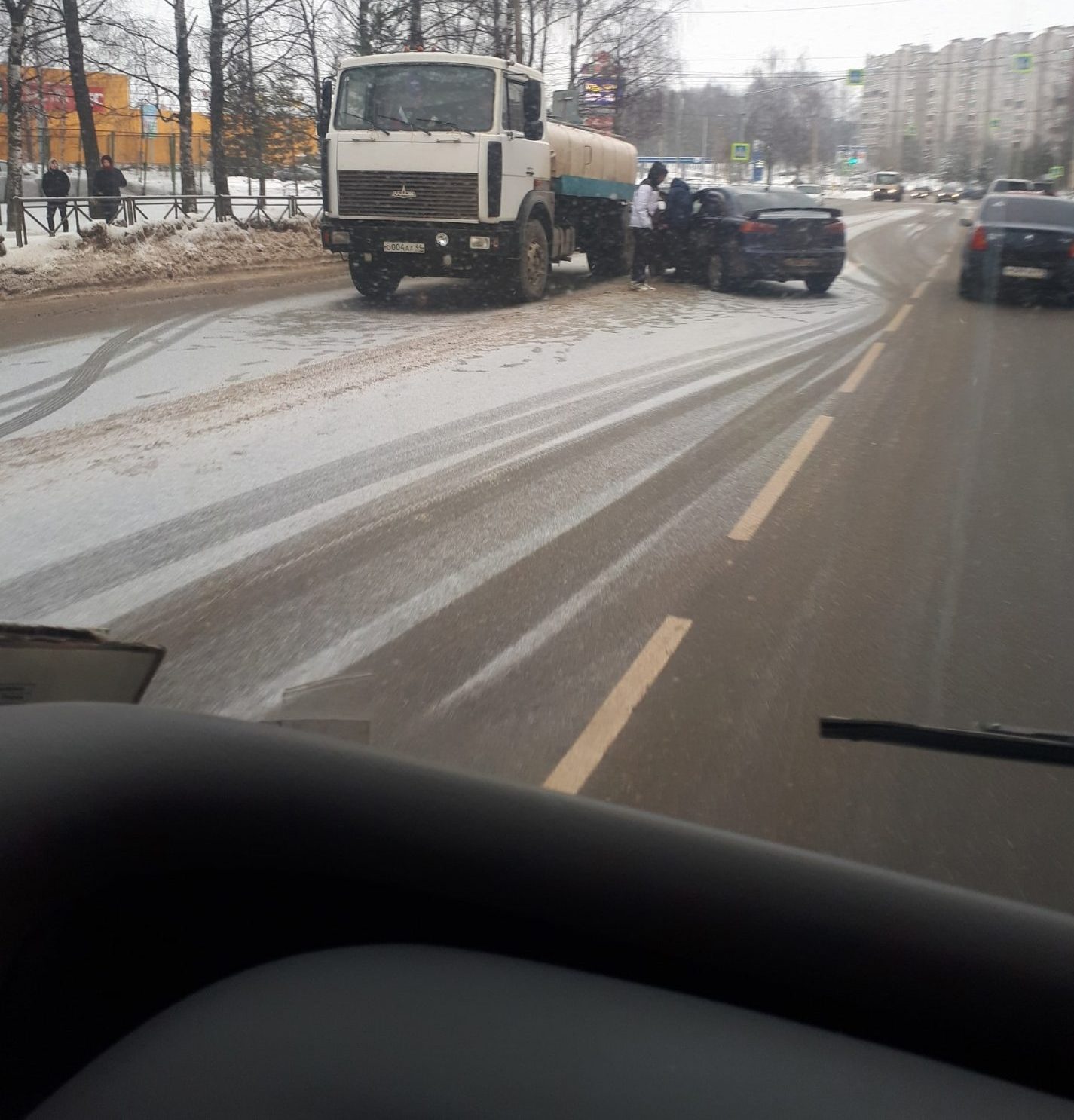 «Снежная каша» на костромских дорогах стала причиной ДТП