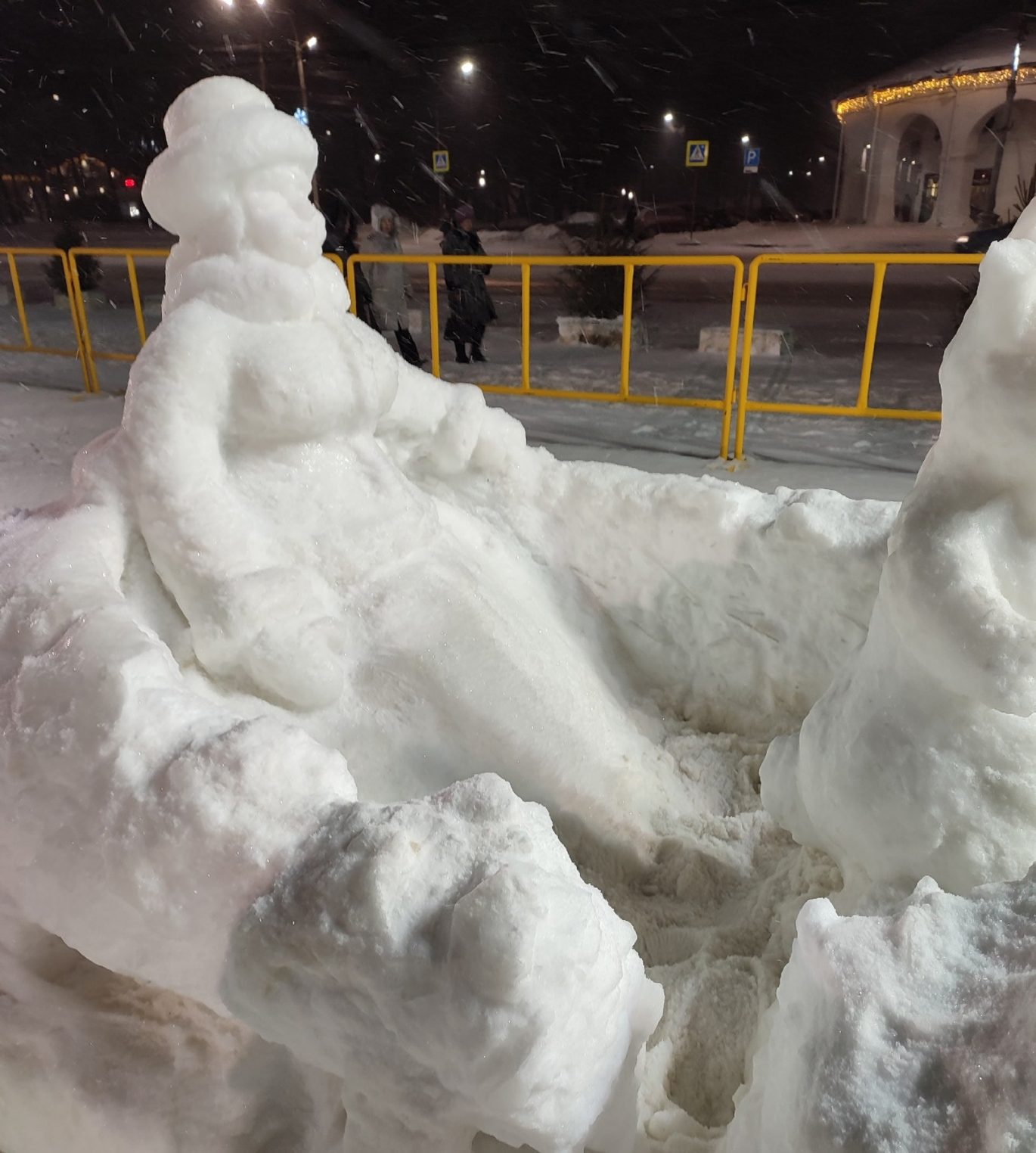 Жители Костромы варварски крушат ледяные скульптуры после фестиваля