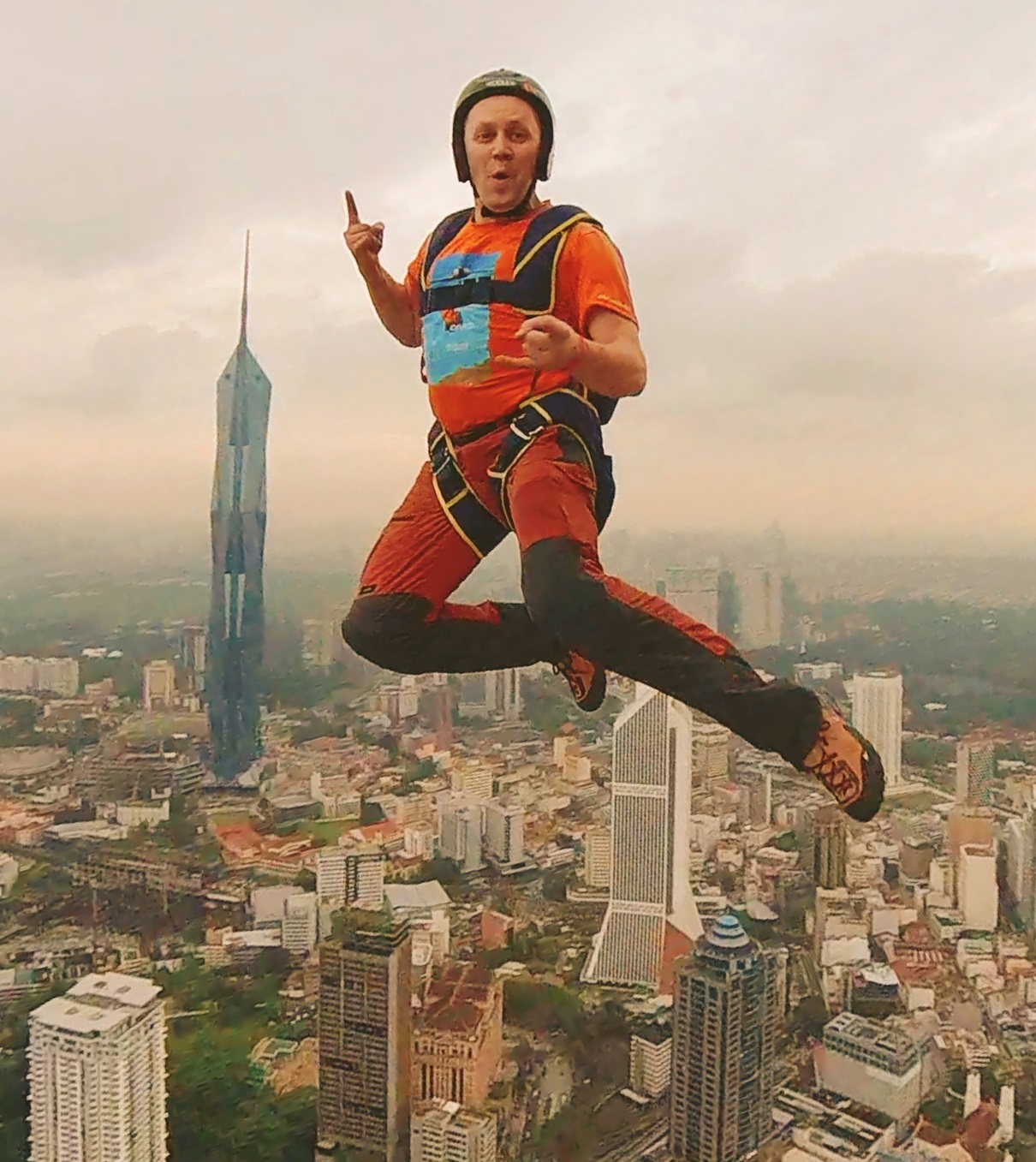 Костромич спрыгнул с 400-метровой вышки в Малайзии