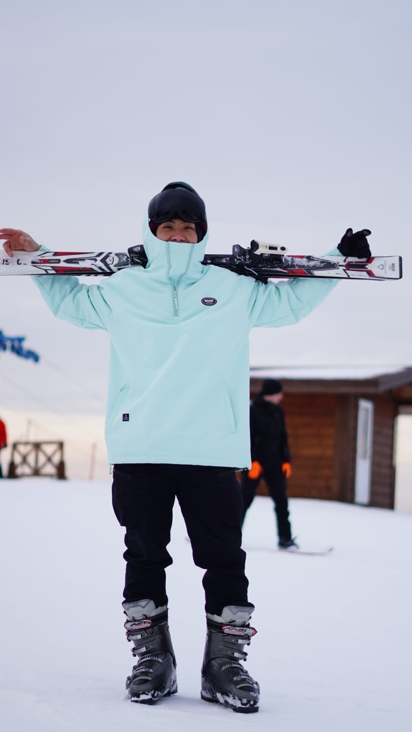 Китайские студенты под Костромой осваивают горные лыжи