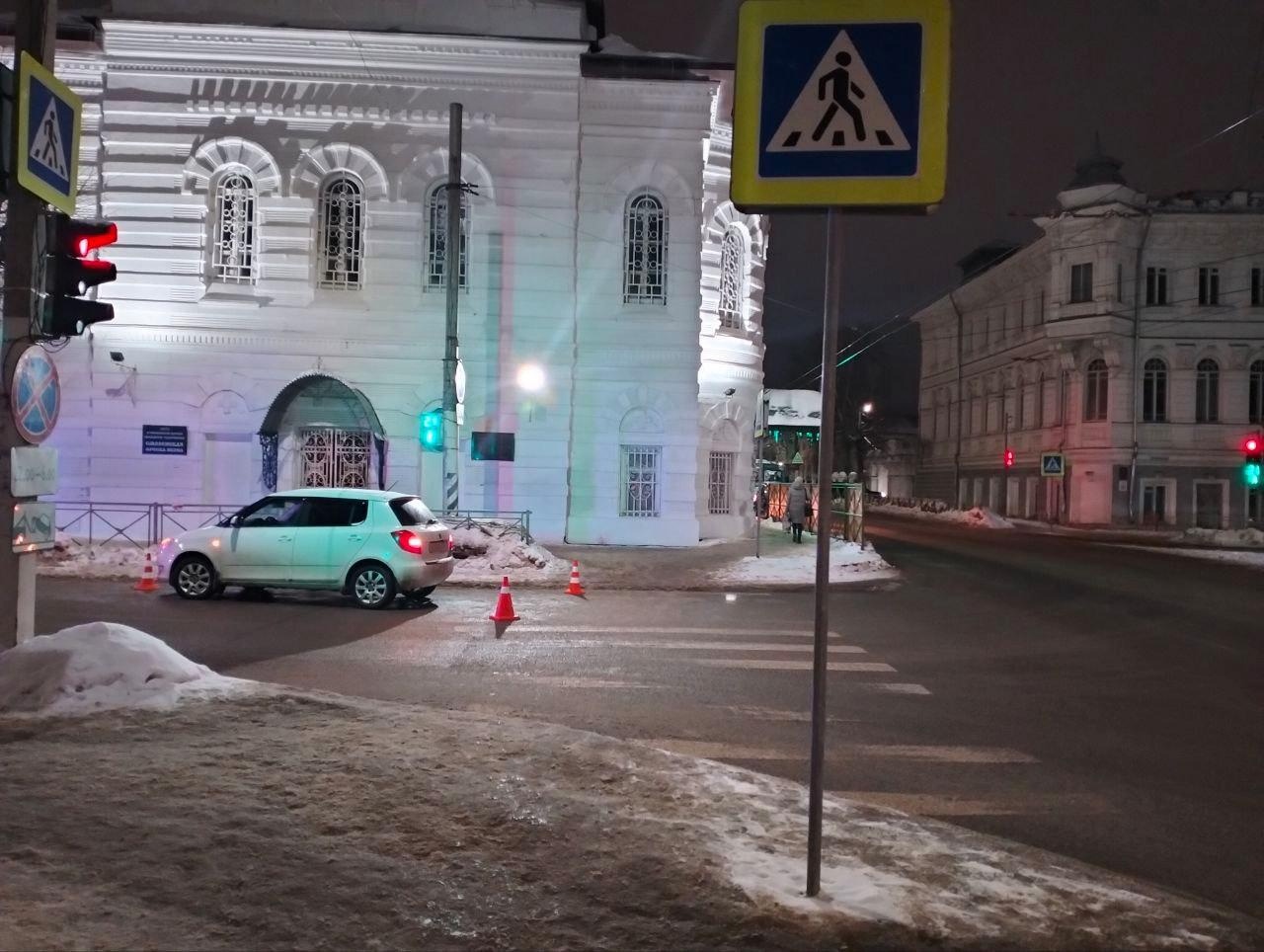 Женщину с ребёнком сбили прямо на пешеходном переходе в Костроме