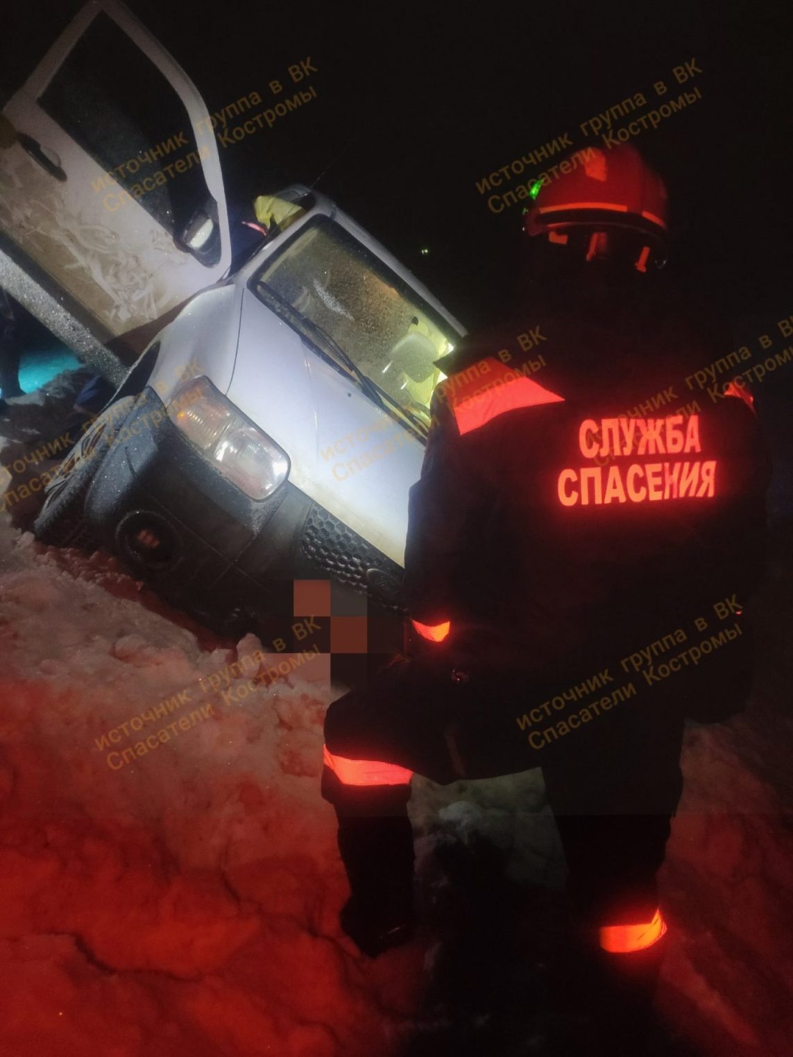 Костромские спасатели утром вызволили иномарку из снежного плена