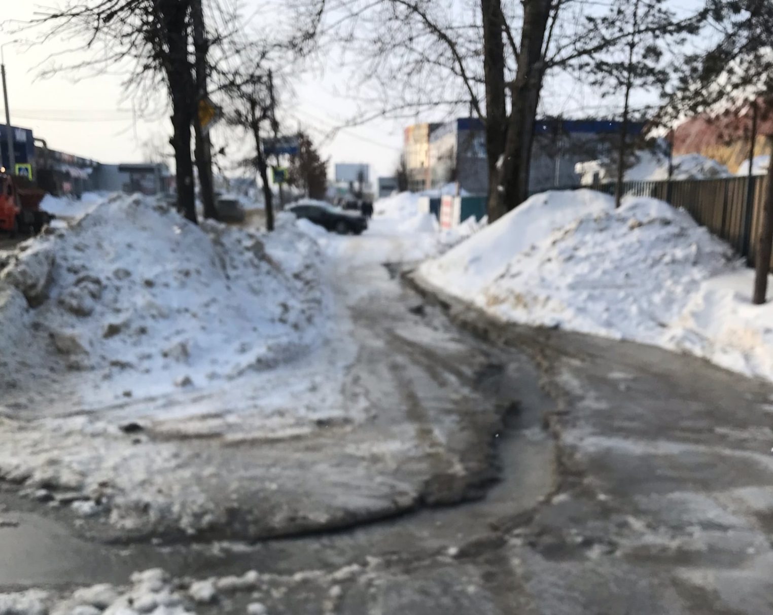 В Костроме текут по улице ручьи в февральский мороз