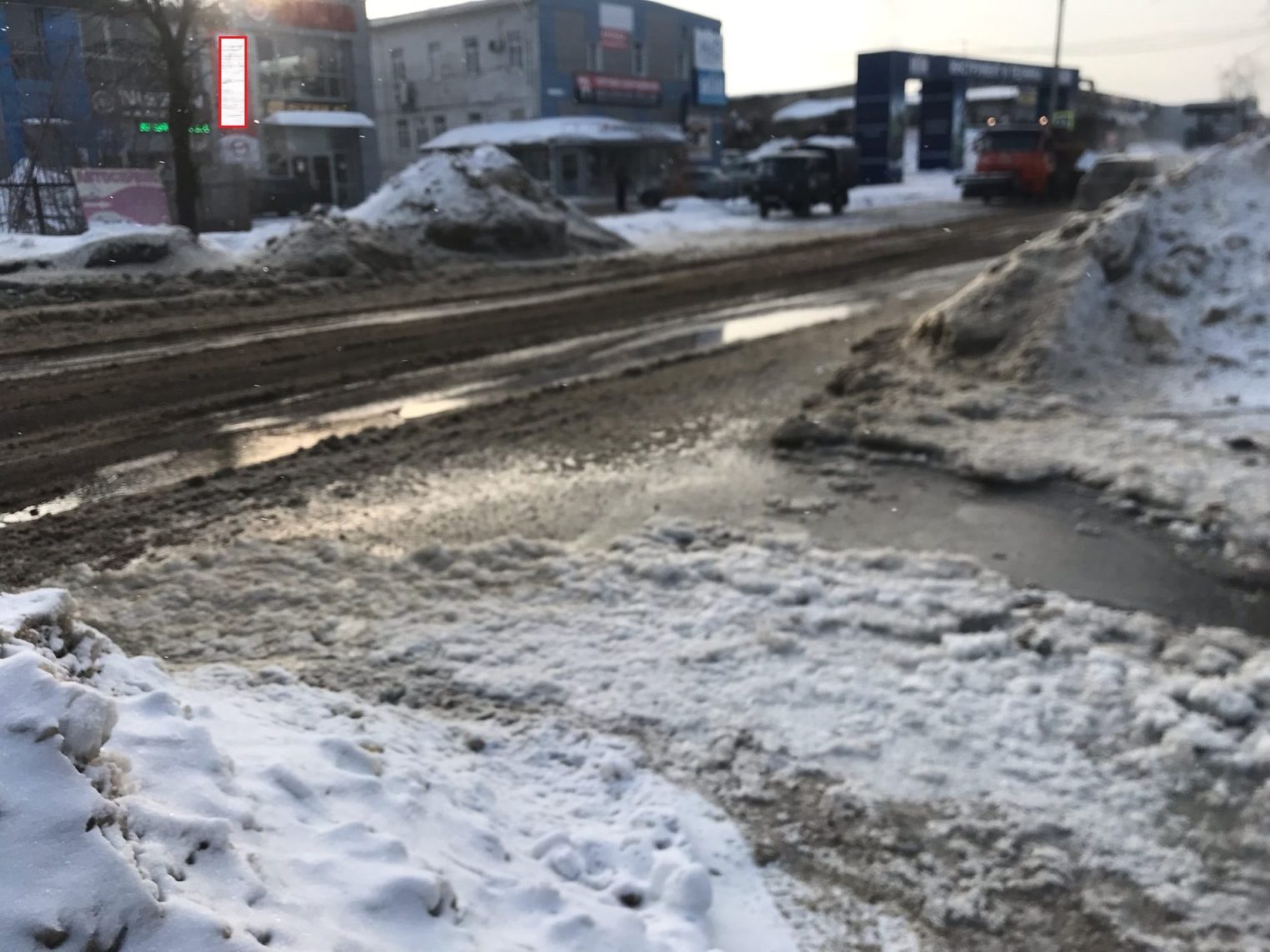 В Костроме текут по улице ручьи в февральский мороз