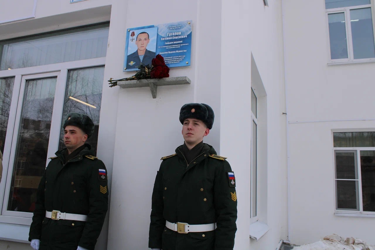 Еще две парты героя открыли в Костроме в память о погибших на Украине военных