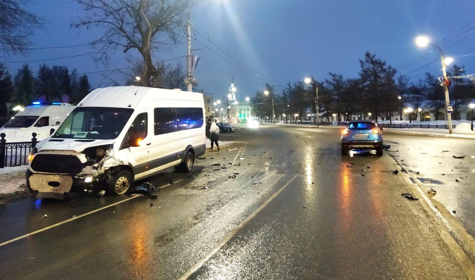8 пассажиров маршрутки пострадали в жесткой аварии в Костроме