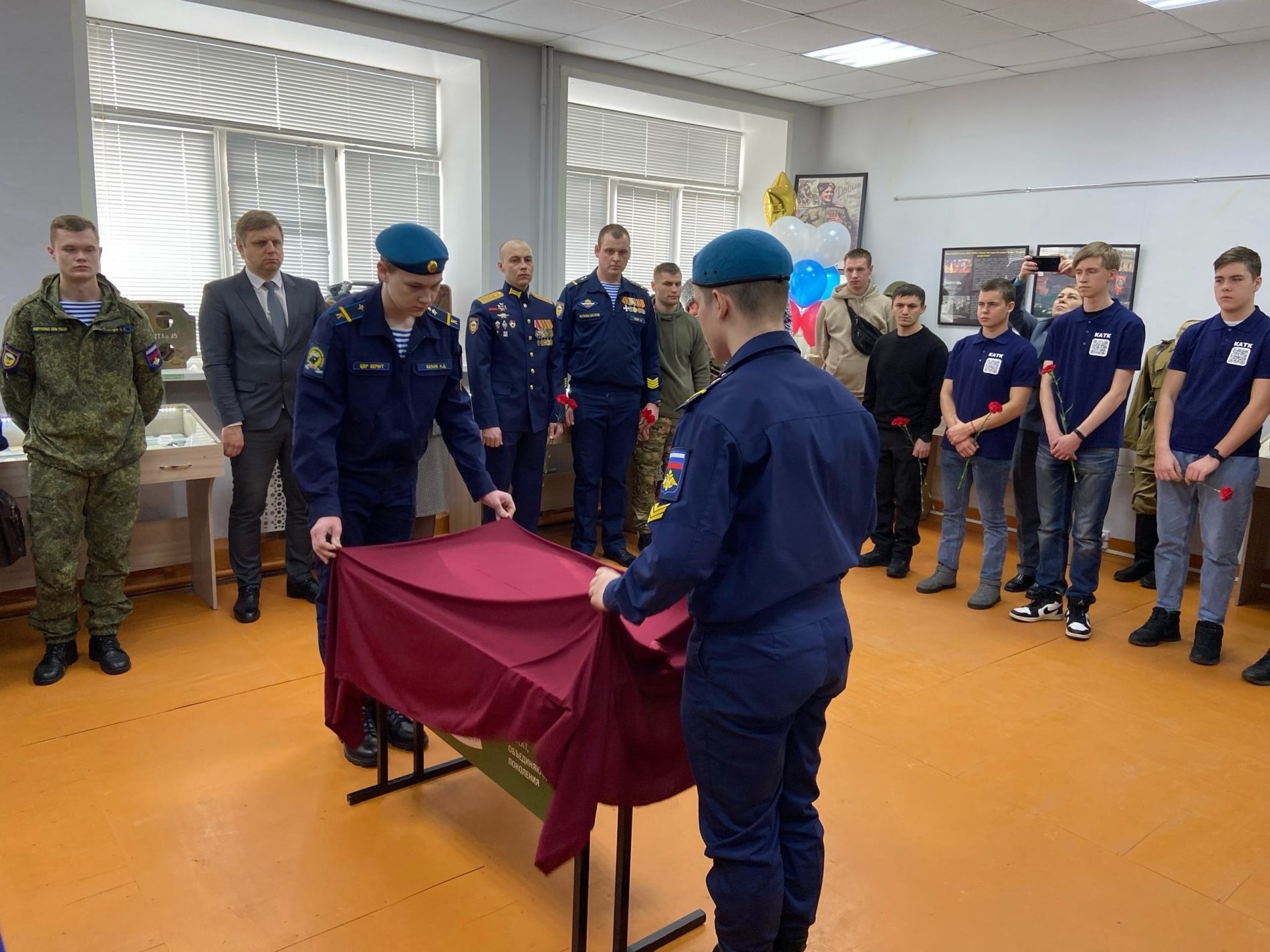 Еще две парты героя открыли в Костроме в память о погибших на Украине военных