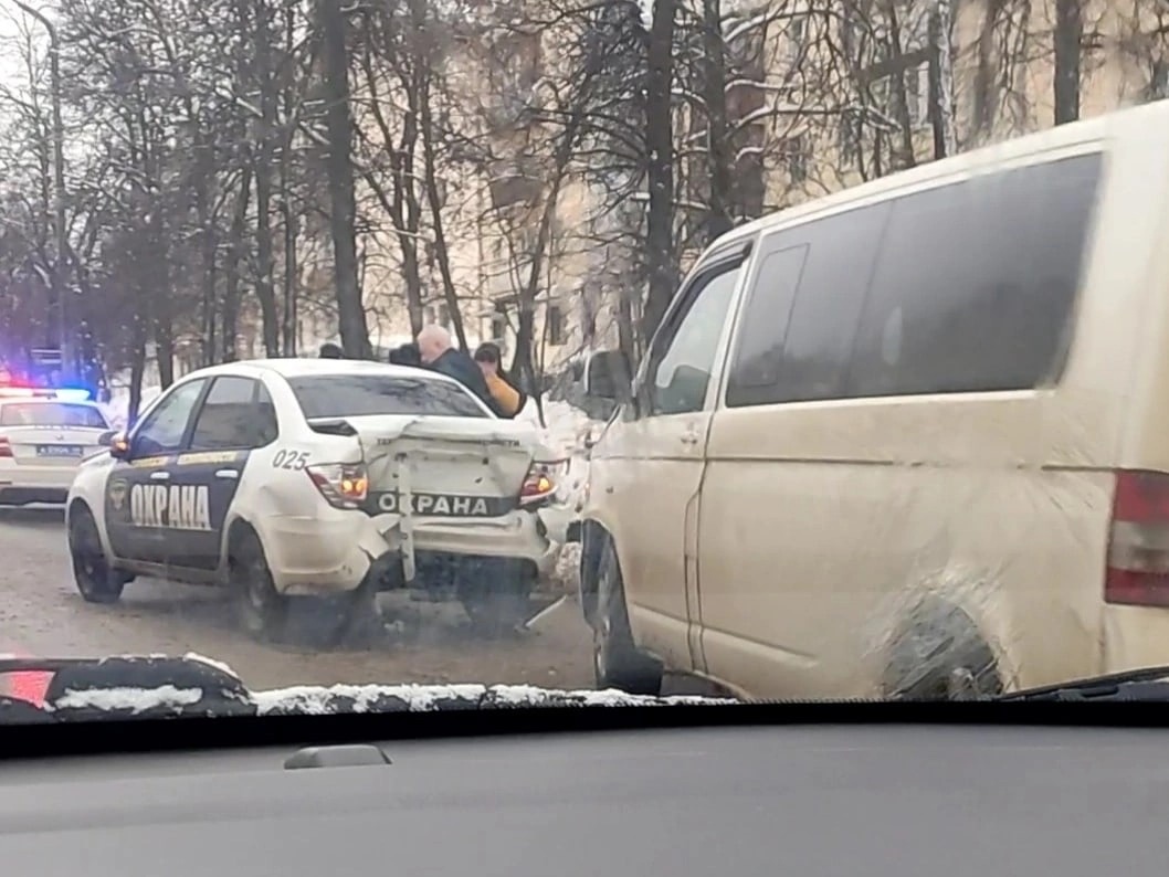 Автомобиль охранного предприятия зажали на костромской улице