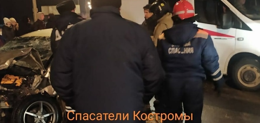 Двое ранены в лобовом столкновении легковушки с фурой в Костромской области