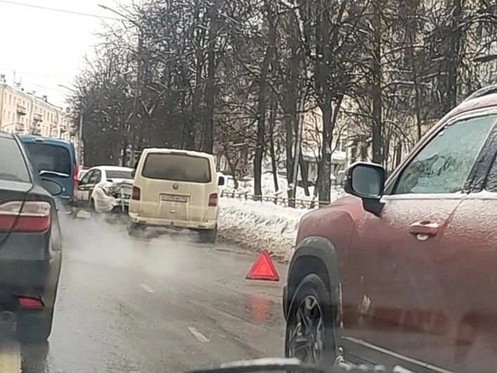 Автомобиль охранного предприятия зажали на костромской улице