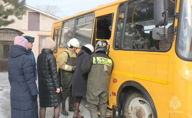 Костромские спасатели вытащили УАЗик из полыньи