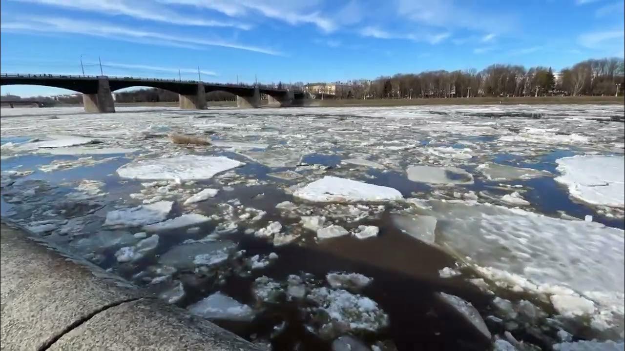 На реке Волге в Костроме начался малый ледоход