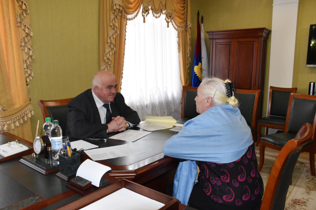 В приемной Президента костромской губернатор рассматривает проблемы местных жителей