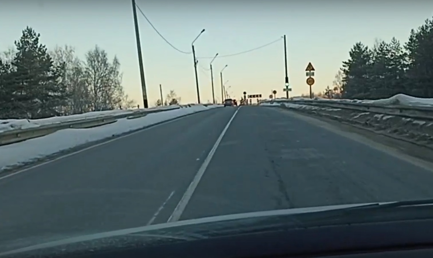 Появились пугающие видео накренившегося путепровода на въезде в Кострому