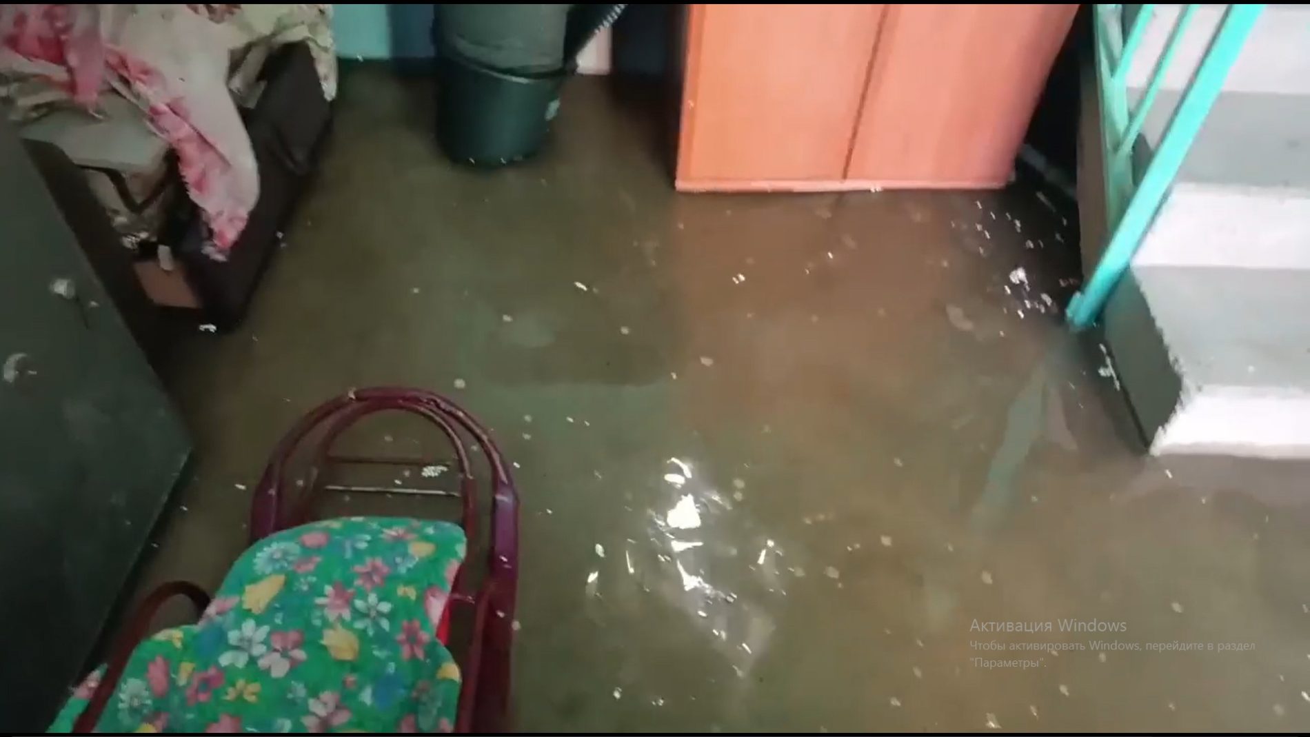 Талые воды затопили подъезд жилого дома в костромском посёлке
