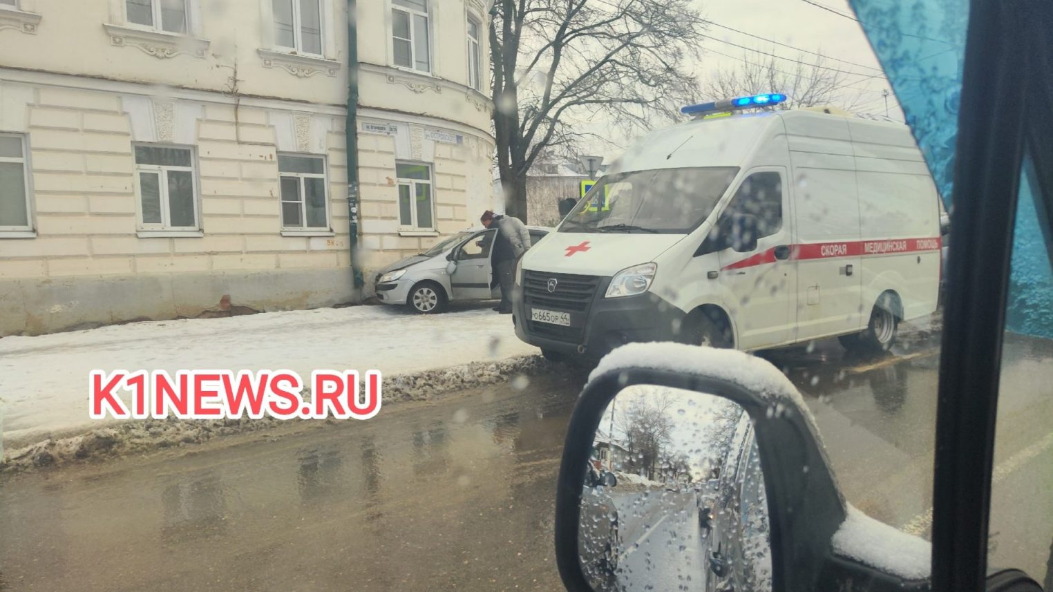 Иномарка сбила пешехода и влетела в дом на костромской улице