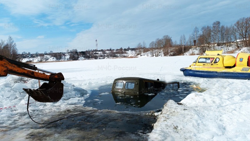 Костромские спасатели вытащили УАЗик из полыньи