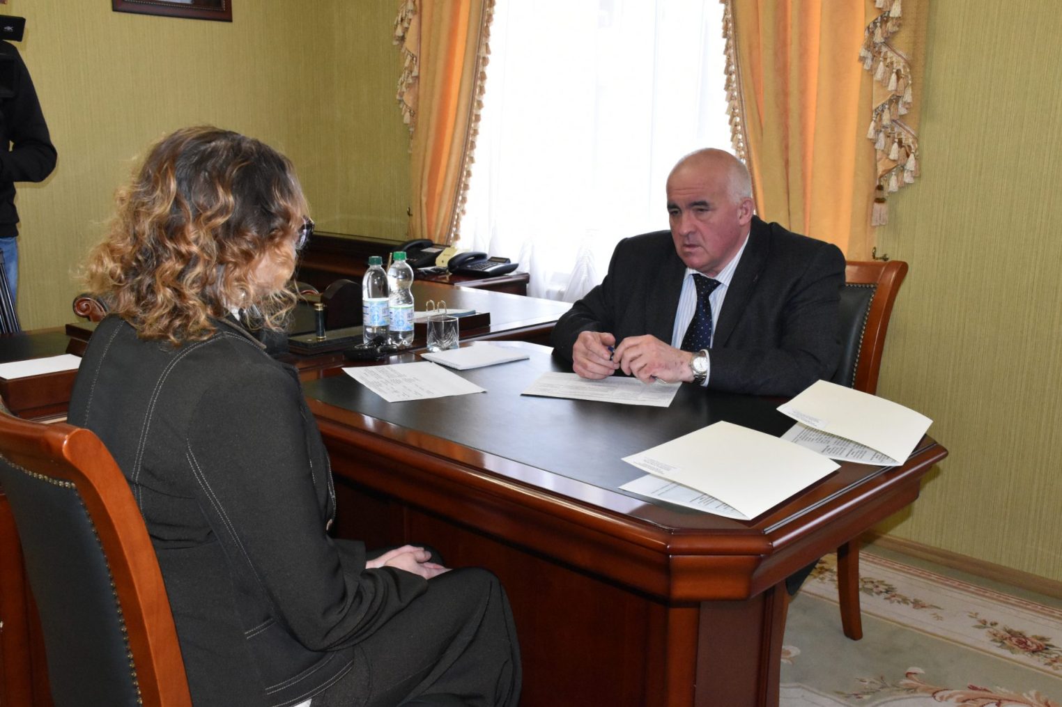 В приемной Президента костромской губернатор рассматривает проблемы местных жителей