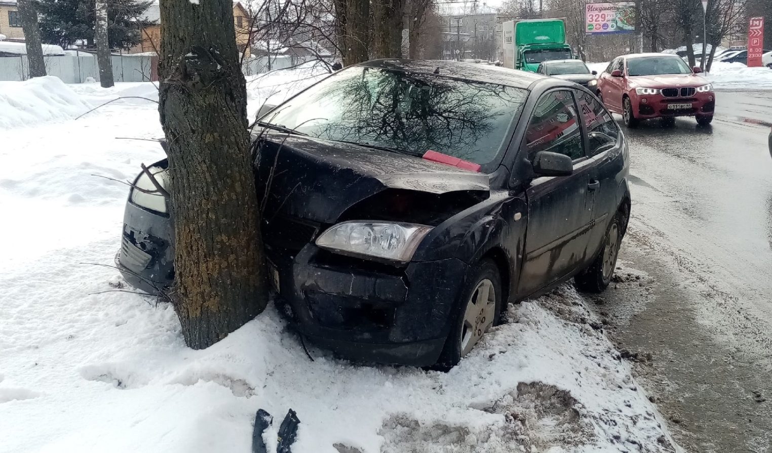 В Костроме жёсткое столкновение иномарки с деревом попало на видео