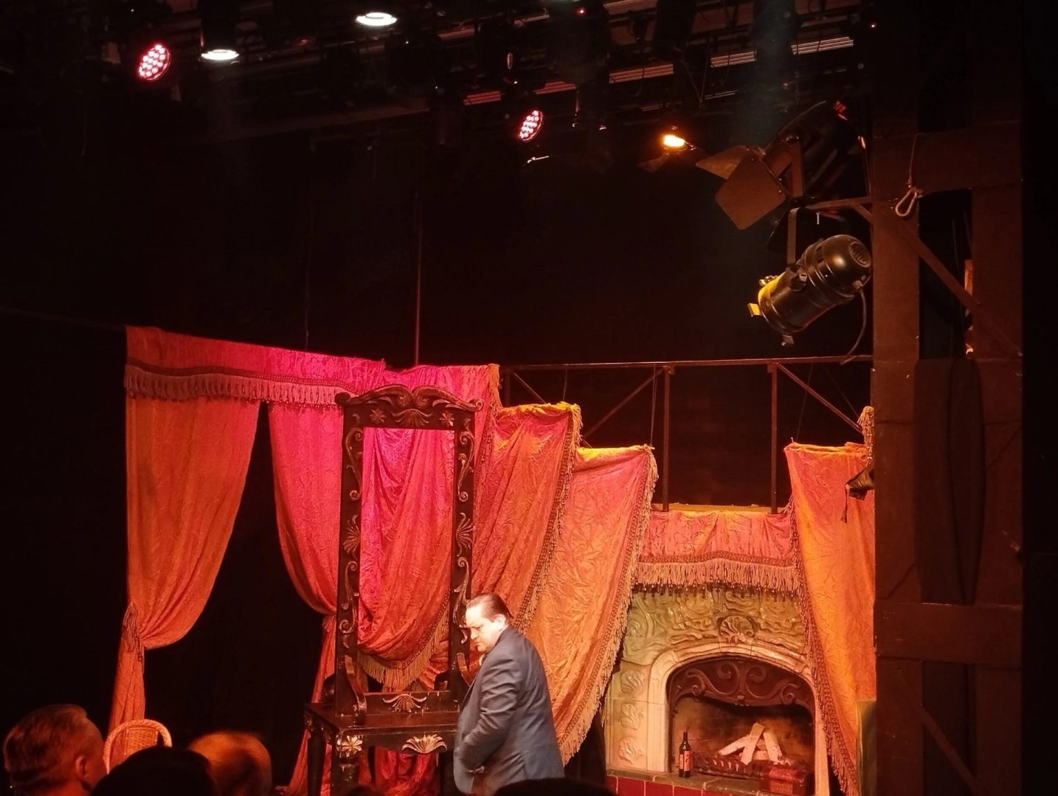 В Камерном театре Костромы состоялся премьерный показ спектакля по таинственной пьесе Акунина