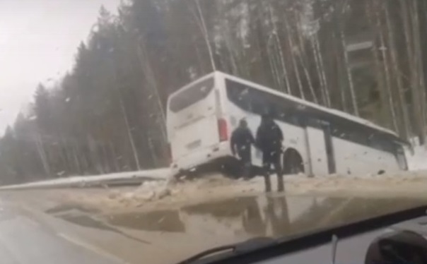 В Костромской области улетел в кювет пассажирский автобус