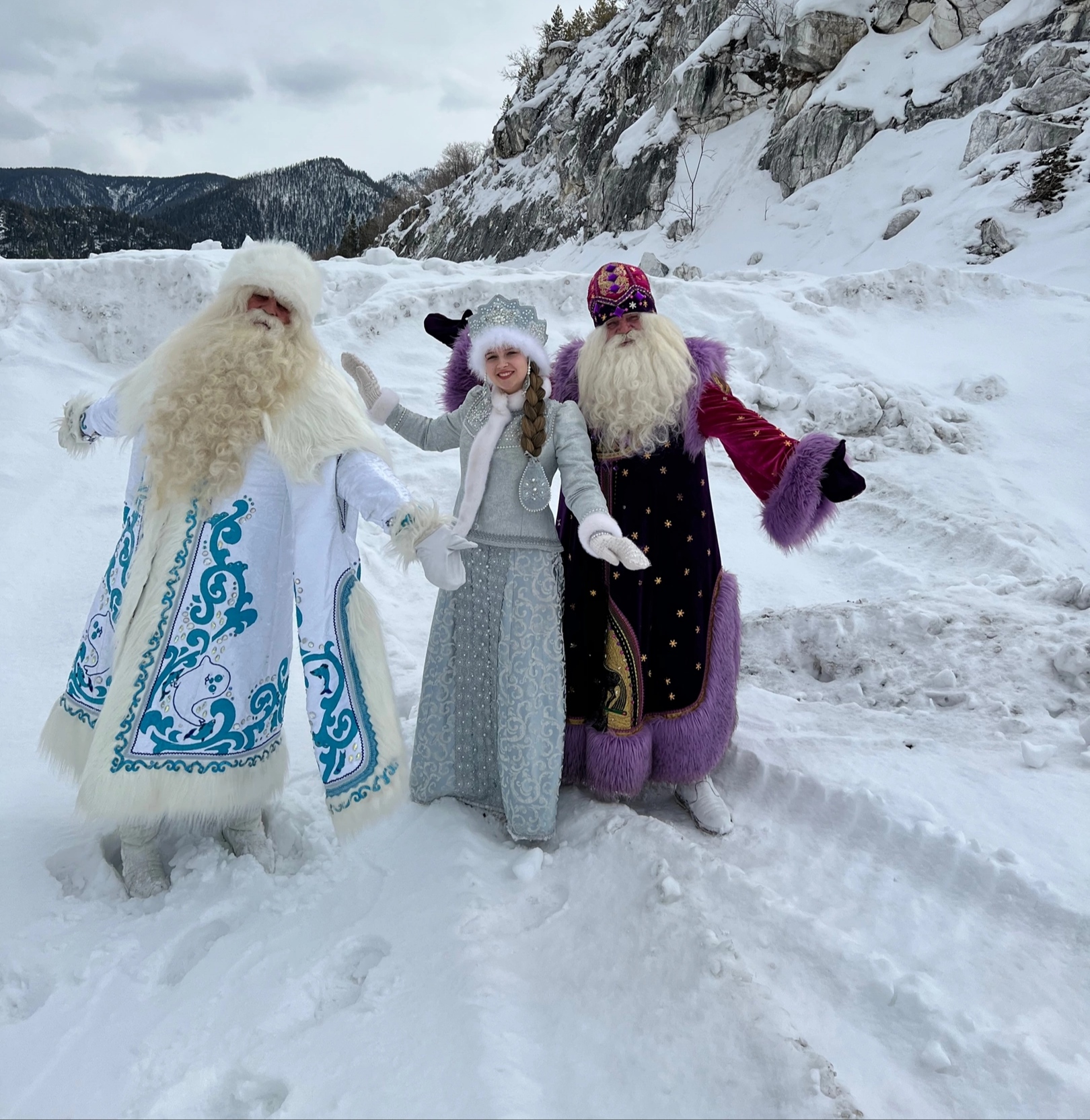Костромская Снегурочка навестила Деда Мороза на Байкале