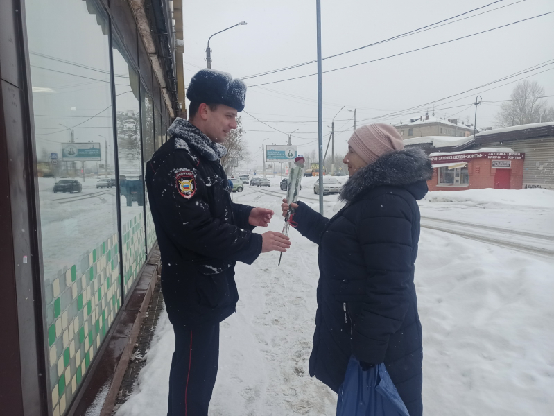 Костромские полицейские поздравили женщин с 8 Марта цветами и профилактическими беседами