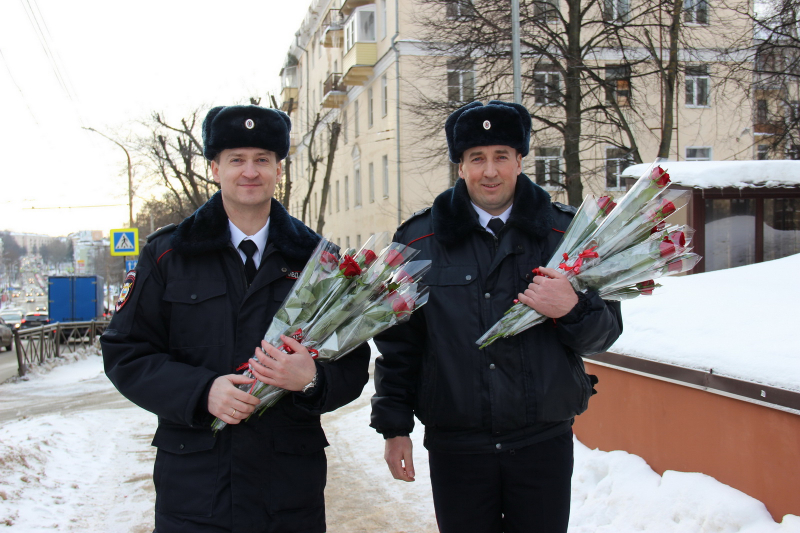 Костромские полицейские поздравили женщин с 8 Марта цветами и профилактическими беседами