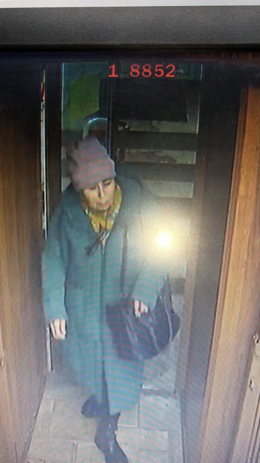 В Костроме разыскивают женщину в бирюзовом пальто с чужой банковской картой