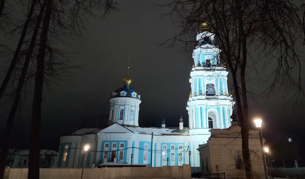 Да будет свет: под купол собора костромского кремля подняли паникадило