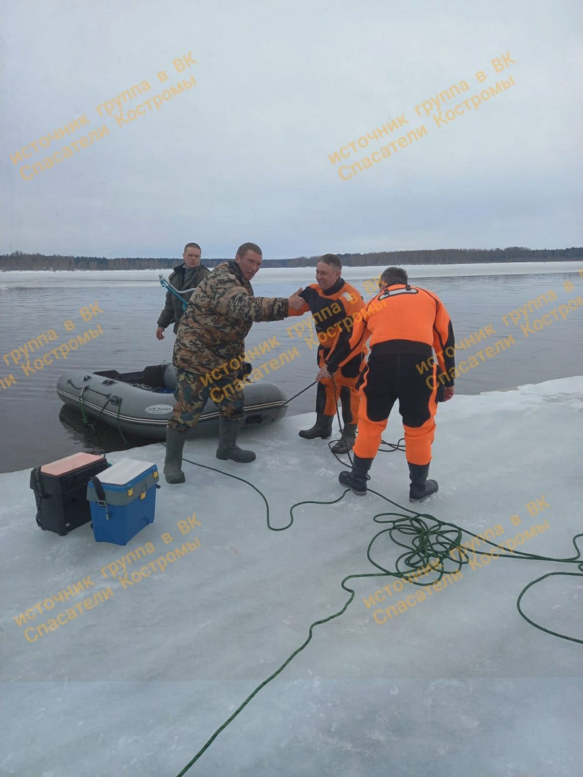 Костромские спасатели чудом вытащили рыбаков с дрейфующей льдины