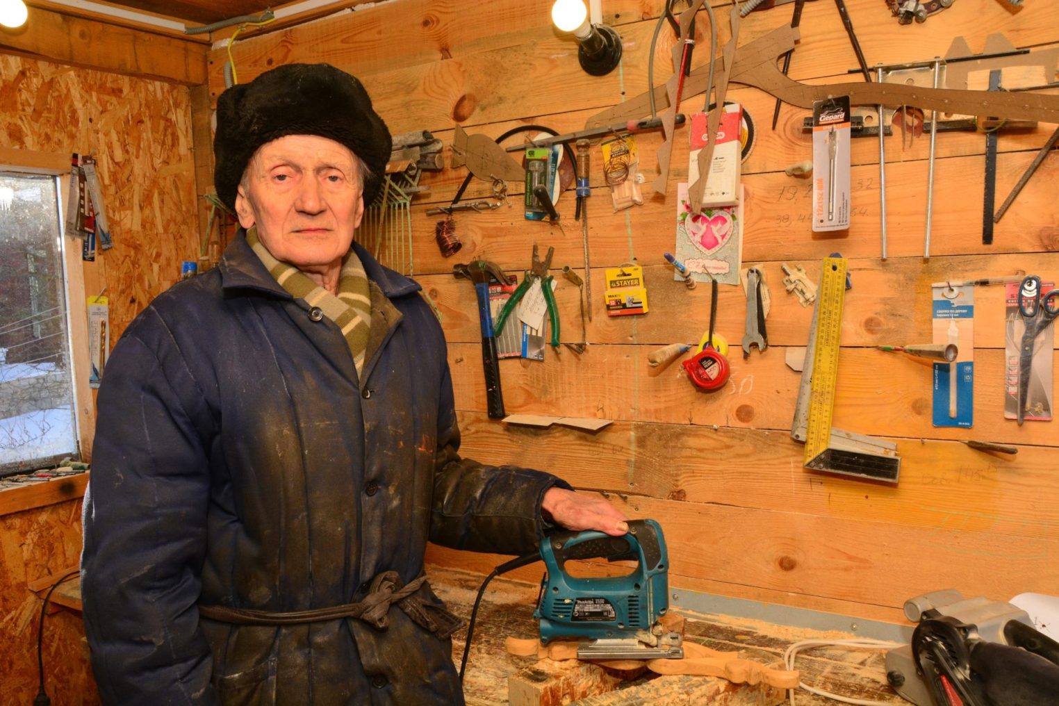 Костромич на пенсии создал "кружевной" завораживающий дом