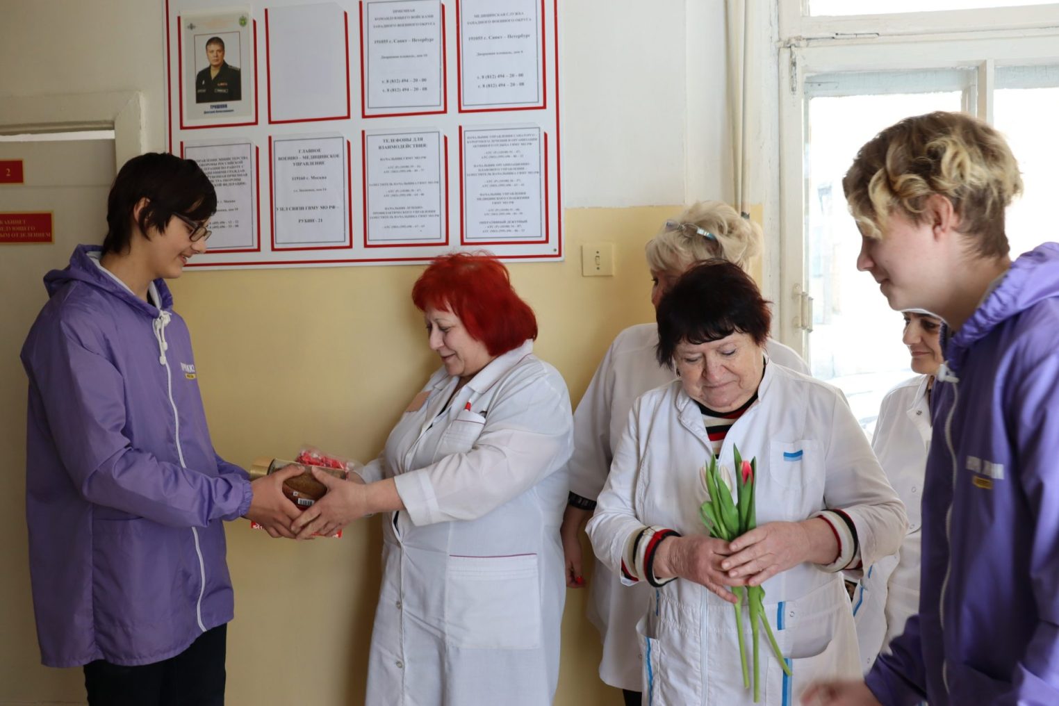 Костромские волонтеры трогательно поздравили с 8 марта военных медиков