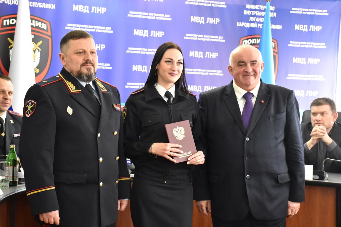 Губернатор Костромской области вручил студентам Луганской академии дипломы КГУ
