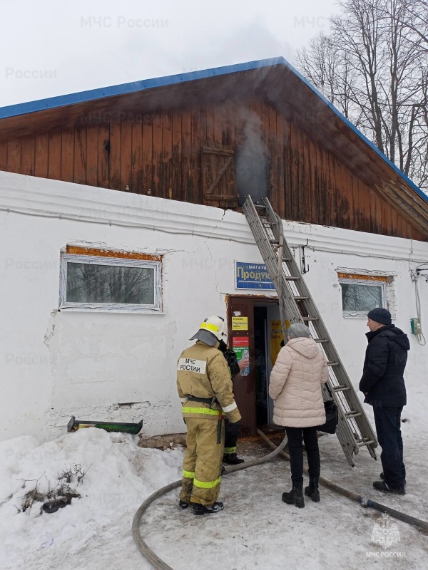 Продуктовый магазин ранним утром горел в Костромской области