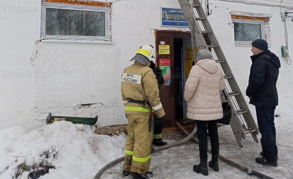 Продуктовый магазин ранним утром горел в Костромской области
