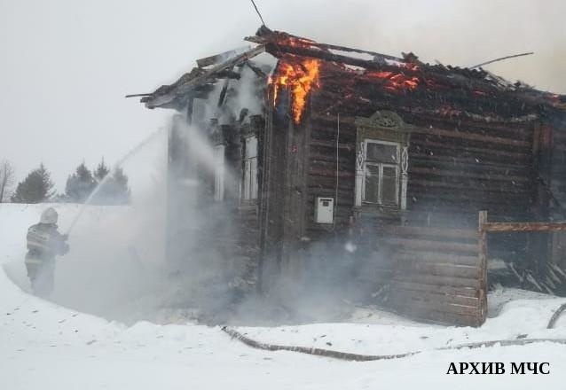 Спасатели боролись с огнем в четырех костромских районах