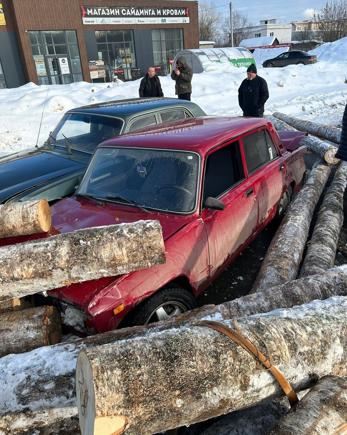 В Костроме лесовоз с брёвнами рухнул на три легковушки