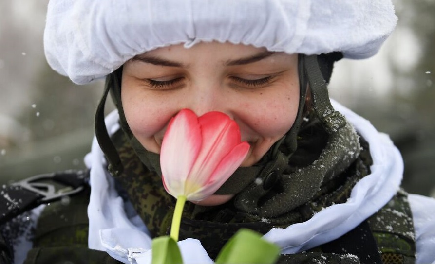 В Костроме взвод с косичками академии РХБЗ наградили тюльпанами за отличную стрельбу
