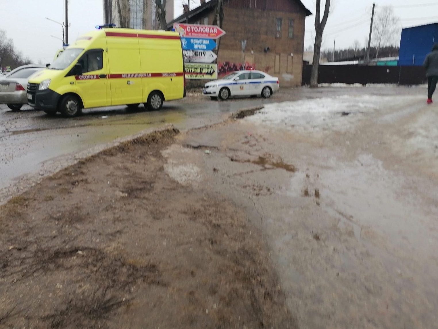 Иномарка сбила женщину на улице в Костроме