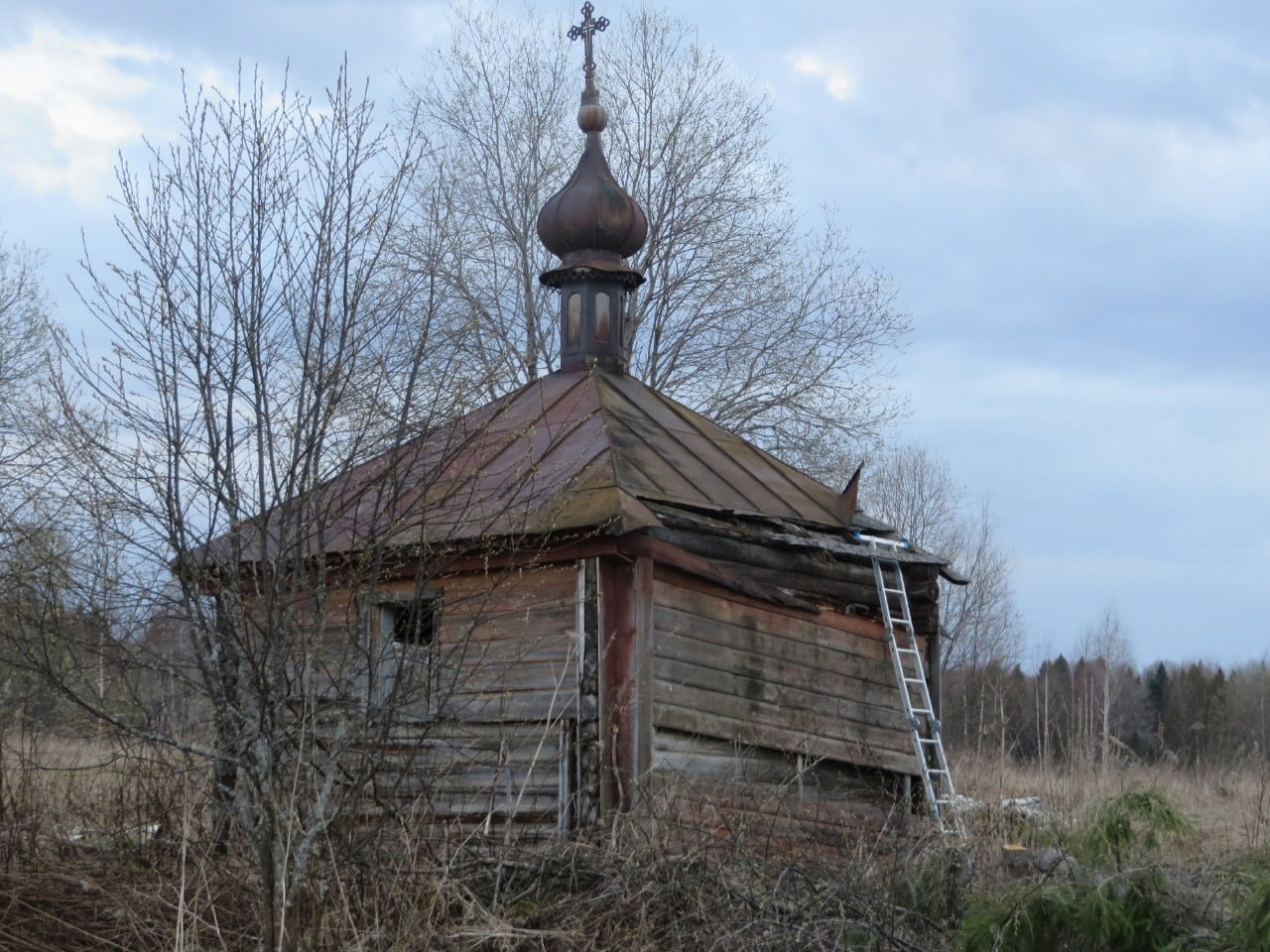 В Костромской области восстанавливают часовню, чудом уцелевшую при пожаре