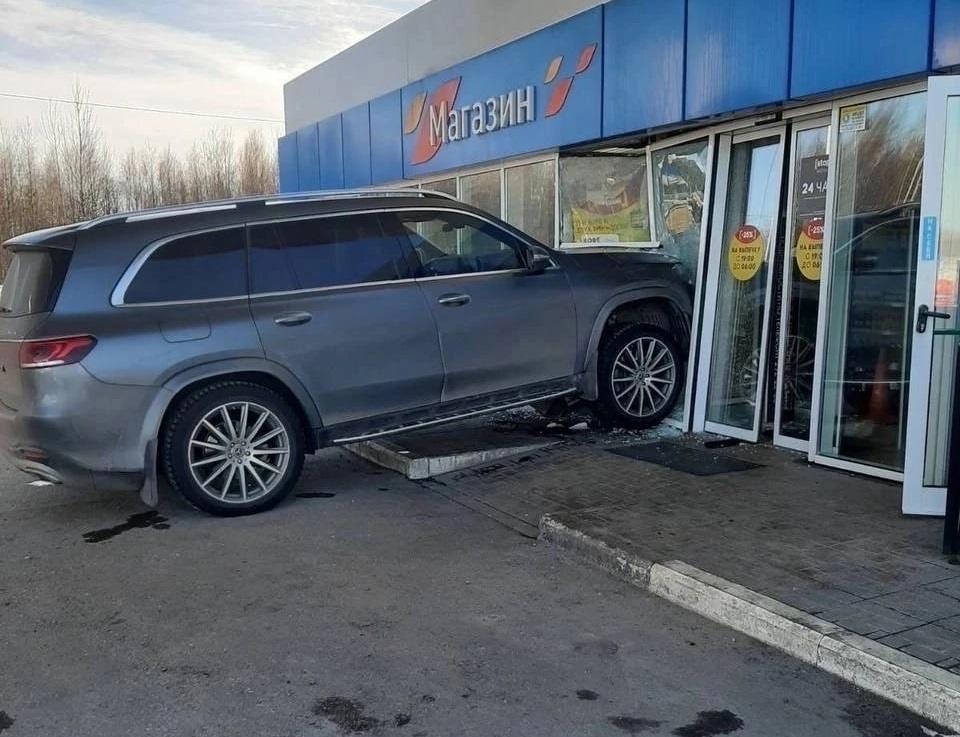 В Костромской области дорогой внедорожник Mercedes-Benz таранил АЗС