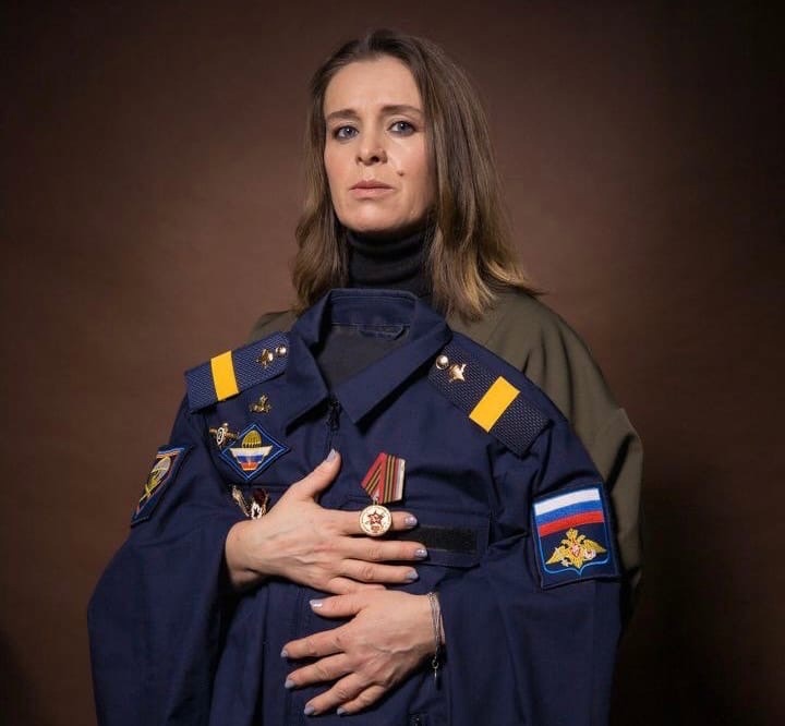 Китель мужа на плечах: костромички приняли участие в проекте "Жены героев"