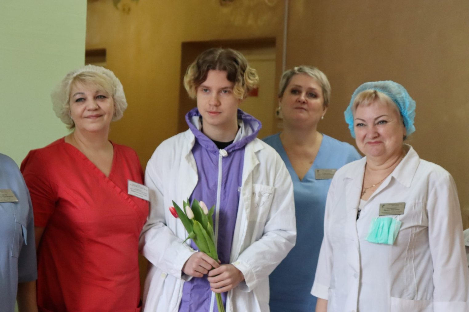 Костромские волонтеры трогательно поздравили с 8 марта военных медиков
