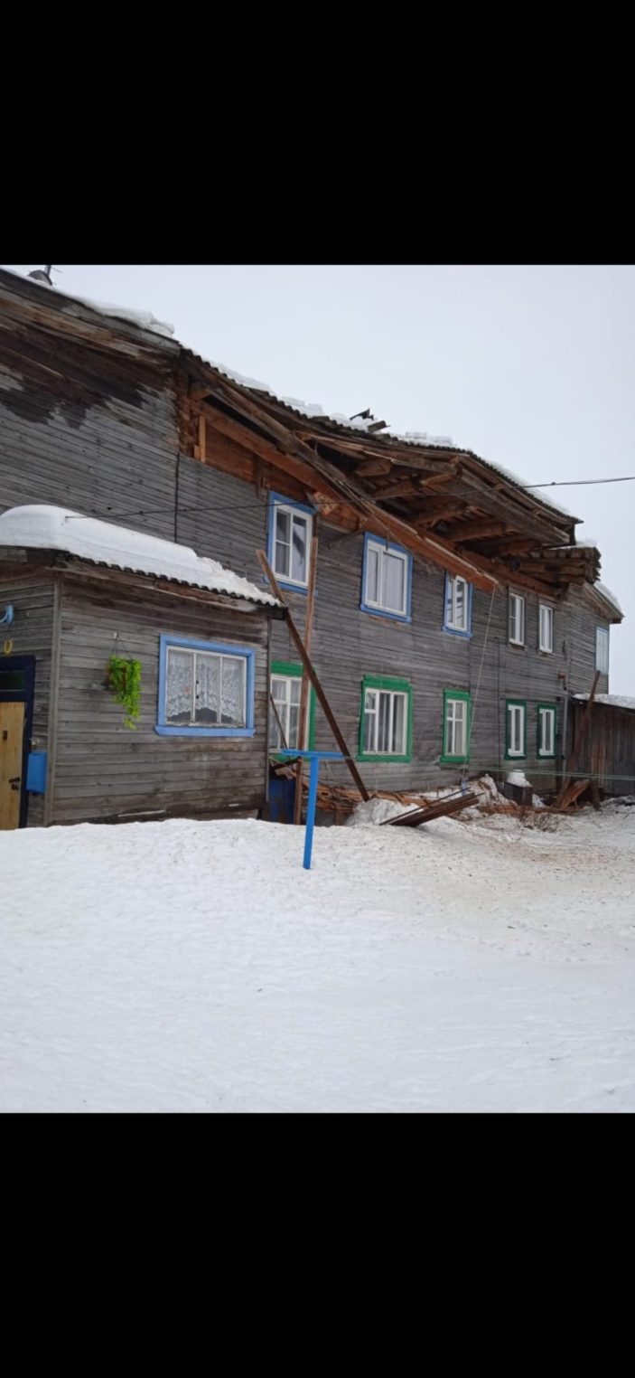 Жильцы дома в костромской глубинке остались без крыши из-за снега
