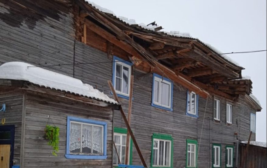 Жильцы дома в костромской глубинке остались без крыши из-за снега