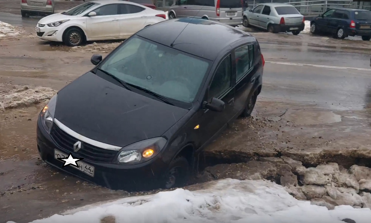 В Костроме провалился в яму автомобиль
